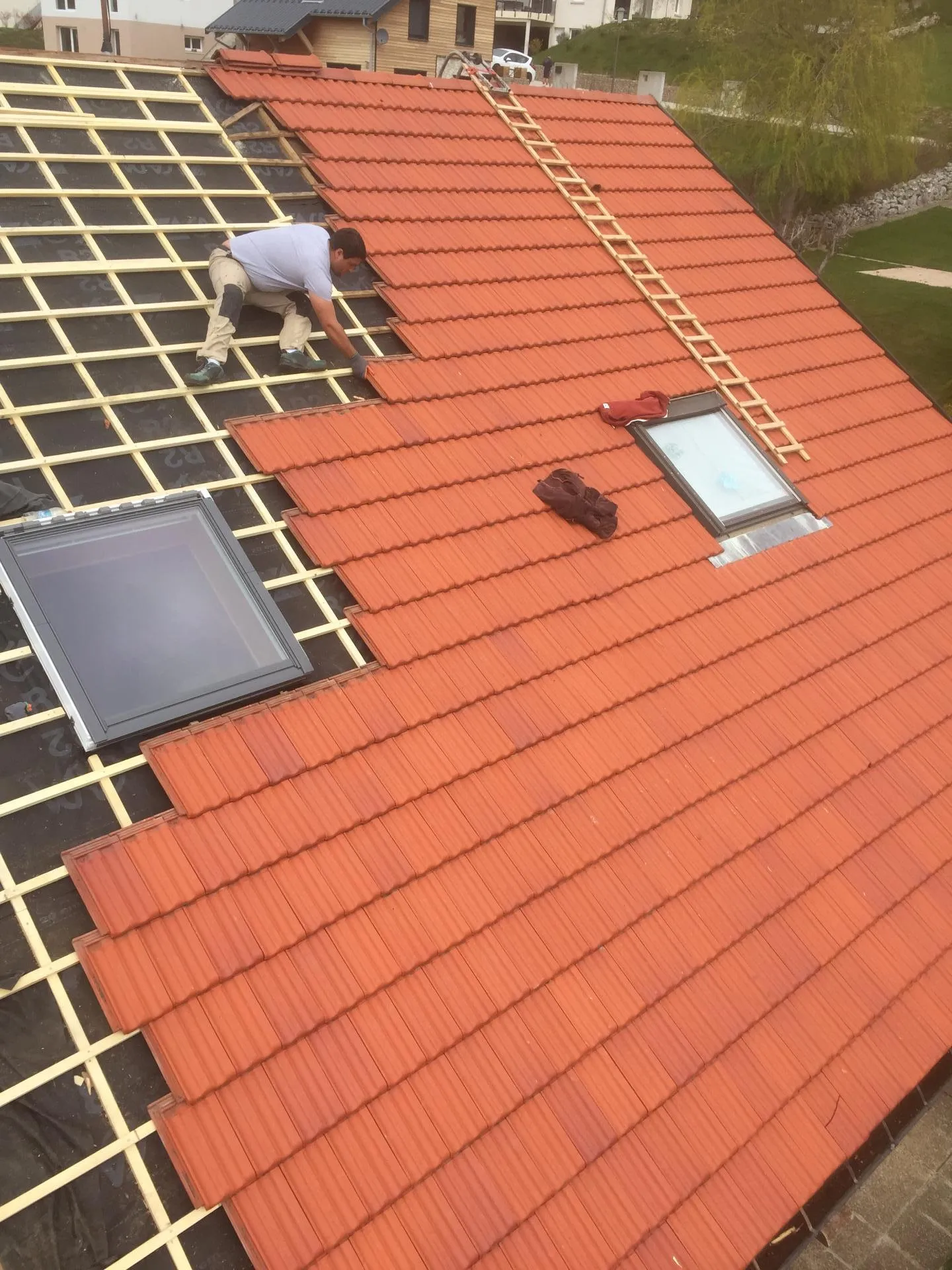 Couverture en tuiles neuves et fenêtres de toit